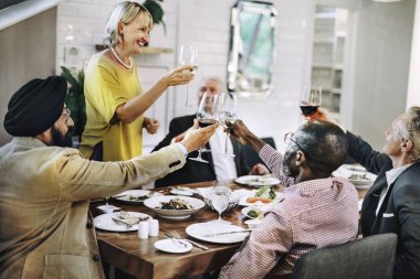 İş insanlar yemek ve içme