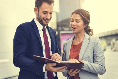 iş adamları iş tartışıyor