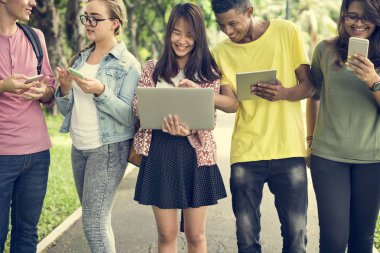 Yürüyüş ve dijital cihazlar kullanarak arkadaşlar