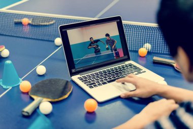 Dizüstü bilgisayar kullanan kişi