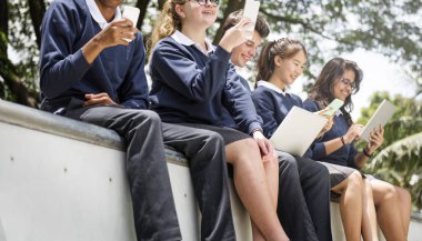 Çeşitli Öğrenciler üniversite üniformalı