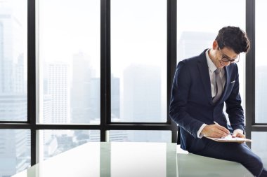 Ofiste çalışan iş adamı