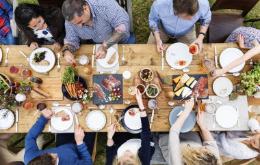 arkadaşlar birlikte yemek