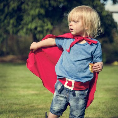 Süper kahraman küçük çocuk parkı