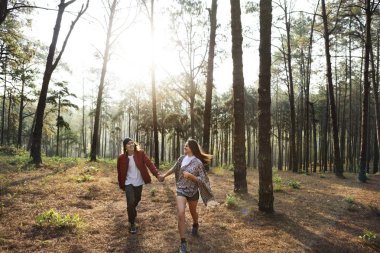 Çift ellerimi ormanda