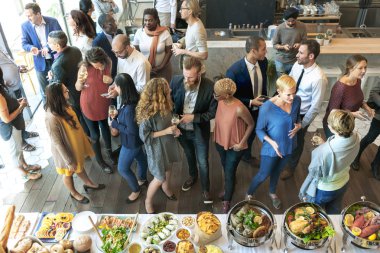 Parti üzerinde konuşurken iş adamları