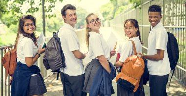 Çeşitli Öğrenciler üniversite üniformalı