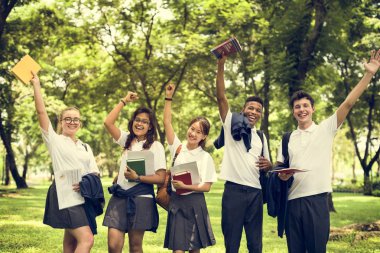 Çeşitli Öğrenciler üniversite üniformalı