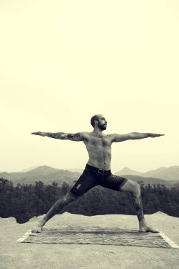 Yoga yapan bir adam.