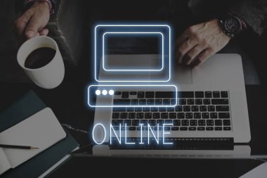 İşyeri masada dizüstü bilgisayar kullanan adam