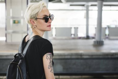 Tattooes ile şık kadın