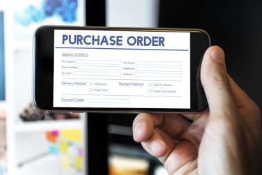 Akıllı telefon kullanan adam