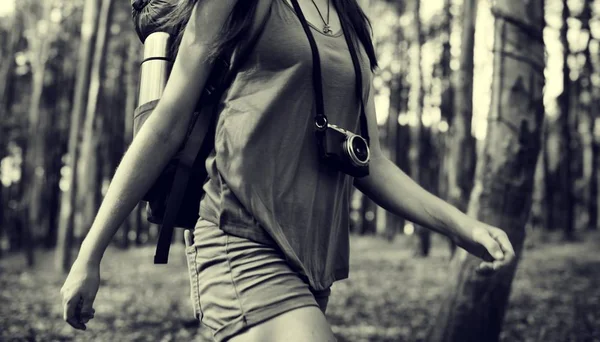 Vrouwelijke reiziger in bos — Stockfoto