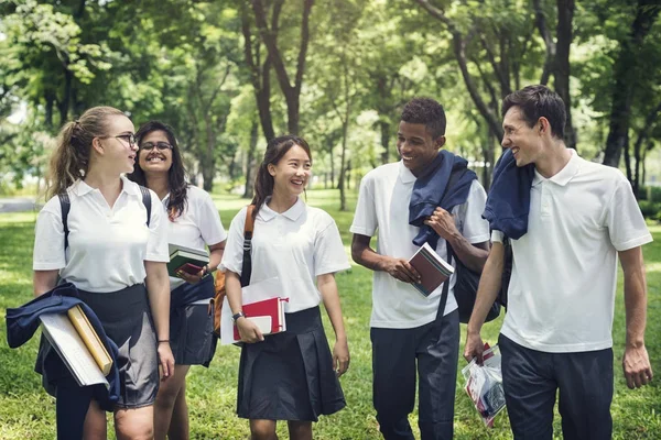 Rozmanité studenti ve škole uniformy — Stock fotografie