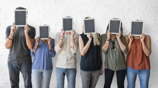 Menschen halten Rahmen — Stockfoto