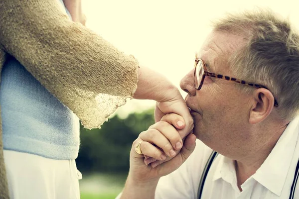 Hombre mayor besar las mujeres mano — Foto de Stock