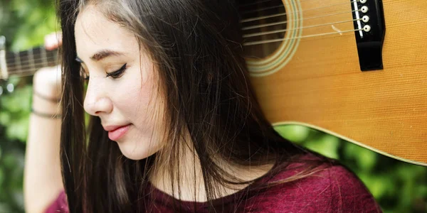 Junge Frau mit akustischer Gitarre — Stockfoto