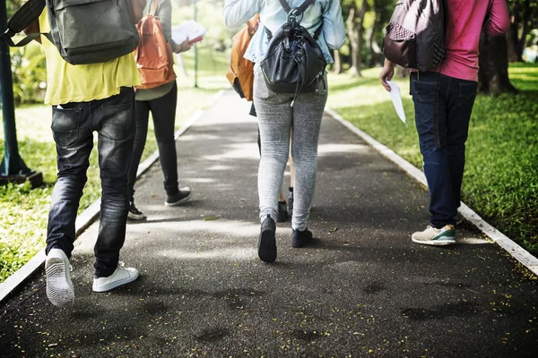 Studenten naar de Universiteit in park — Stockfoto