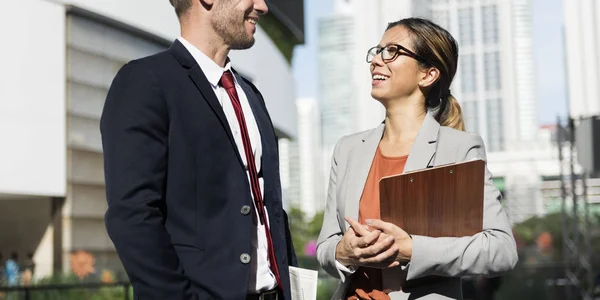 Empresários discutindo trabalho — Fotografia de Stock