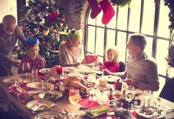 Семья за столом с праздничным ужином — стоковое фото