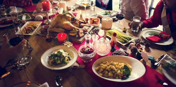 Familia en la mesa con una cena festiva — Foto de Stock