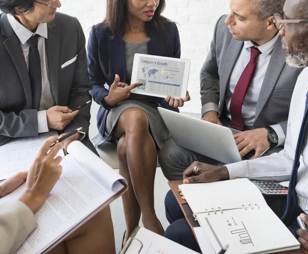 Affärsmän som diskuterar marknadsföring Plan — Stockfoto