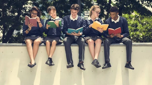 Diversi studenti in uniforme College — Foto Stock