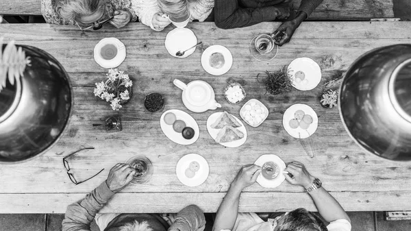 Przyjaciółmi zjeść razem kolację — Zdjęcie stockowe