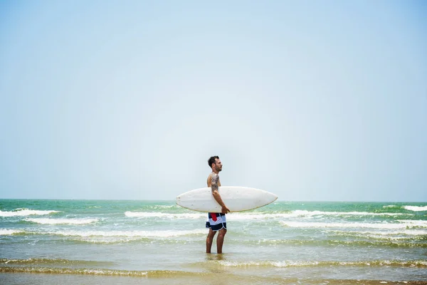 Sportovní krasavec s surfování desky — Stock fotografie