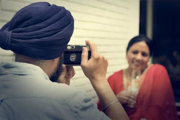 Индийская пара делает снимки на камеру — стоковое фото
