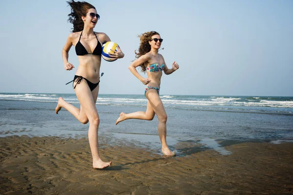 Meisjes volleyballen op strand — Stockfoto
