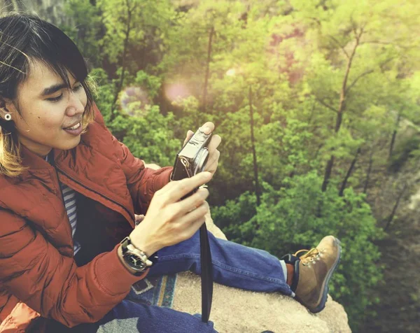 Fotógrafo sosteniendo cámara — Foto de Stock