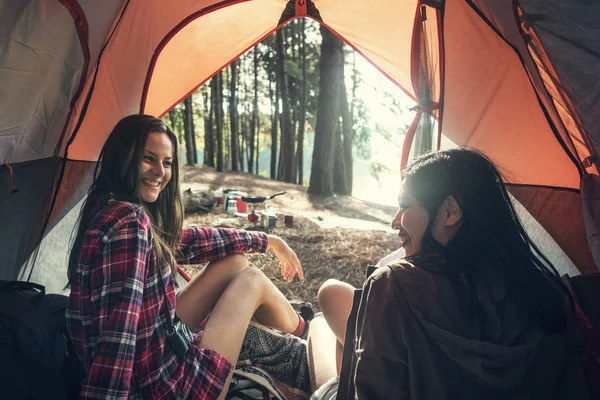 Amigos sentados na tenda — Fotografia de Stock