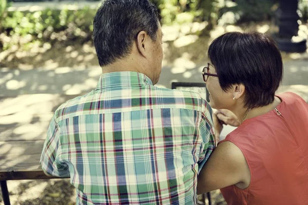 Pareja pasando tiempo al aire libre — Foto de Stock