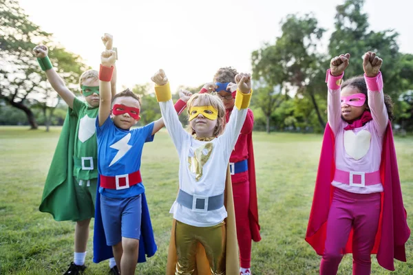 Superhelden-Kinder spielen zusammen — Stockfoto