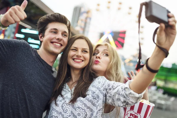 Amigos fazendo selfie no parque de diversões — Fotografia de Stock