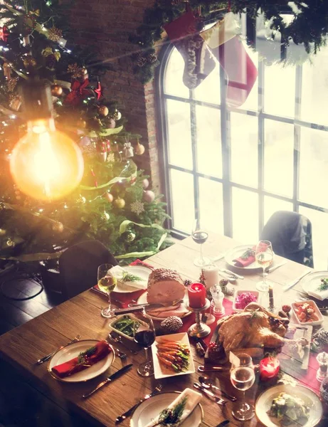 Feestelijke tabel voor Kerstmis — Stockfoto