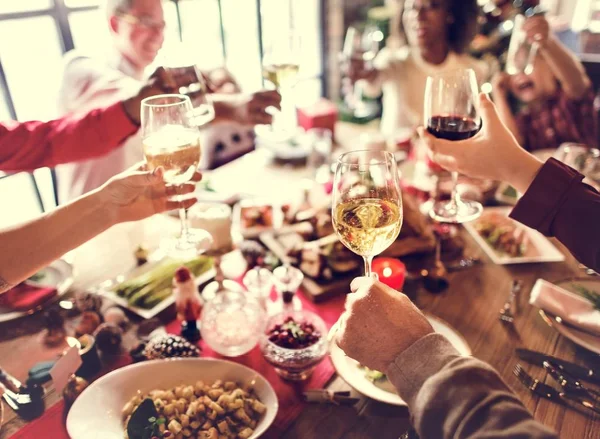 Familie am Tisch mit festlichem Abendessen — Stockfoto