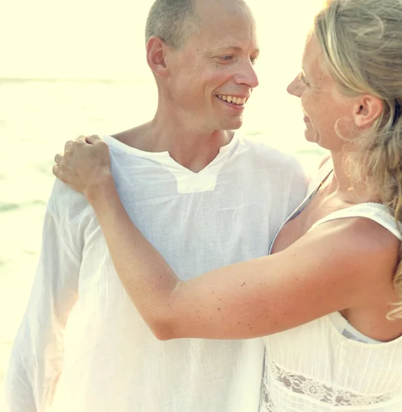 Casal alegre na praia — Fotografia de Stock