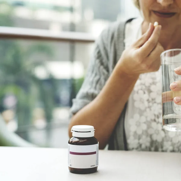 Mujer tomando pastillas — Foto de Stock