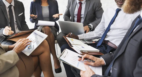 Pessoas de negócios discutindo plano de marketing — Fotografia de Stock