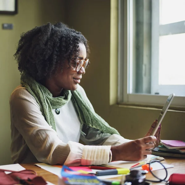 Mulher de negócios usando tablet — Fotografia de Stock