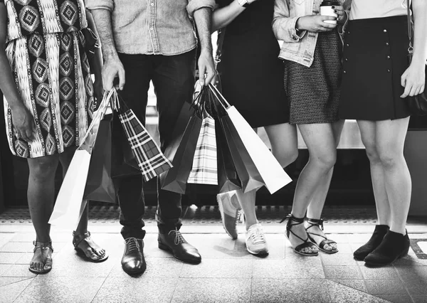 Lidé s nákupní tašky — Stock fotografie