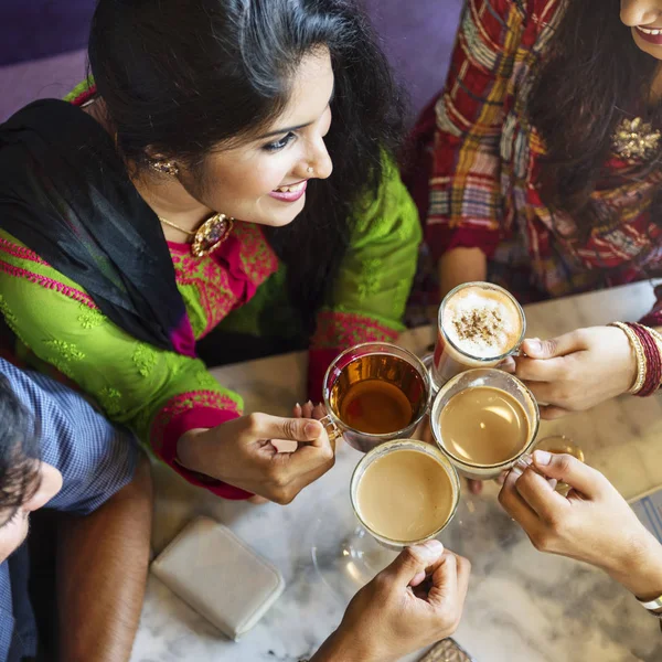 Indiase vrienden in restaurant — Stockfoto