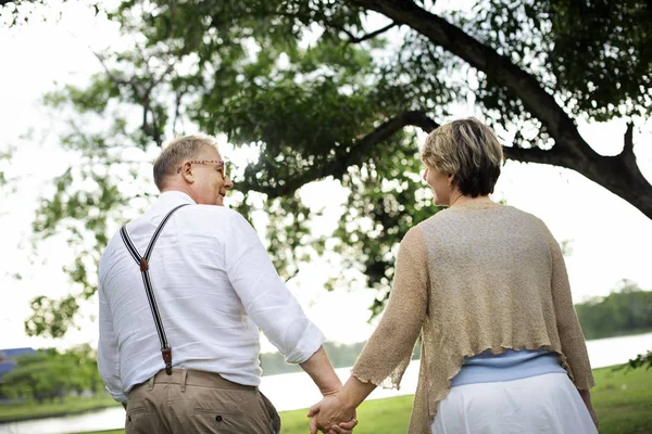 在公园散步的老人年长夫妇 — 图库照片