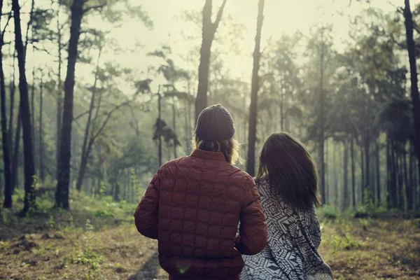 Casal caminhando na floresta — Fotografia de Stock