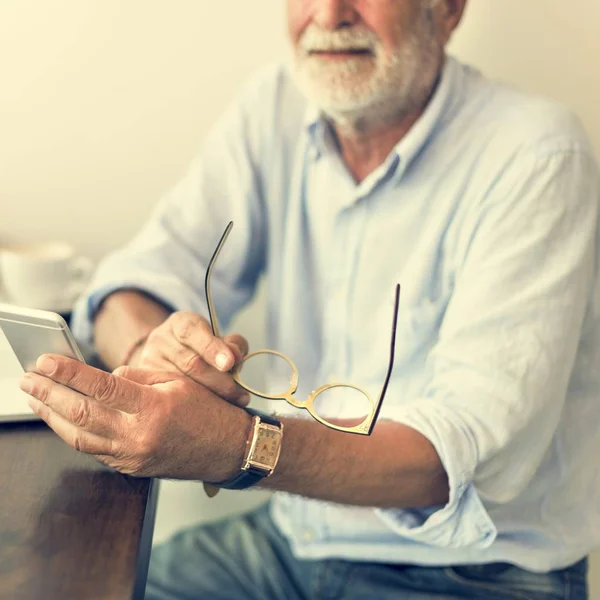 Senior Man navigare mobil — Fotografie, imagine de stoc