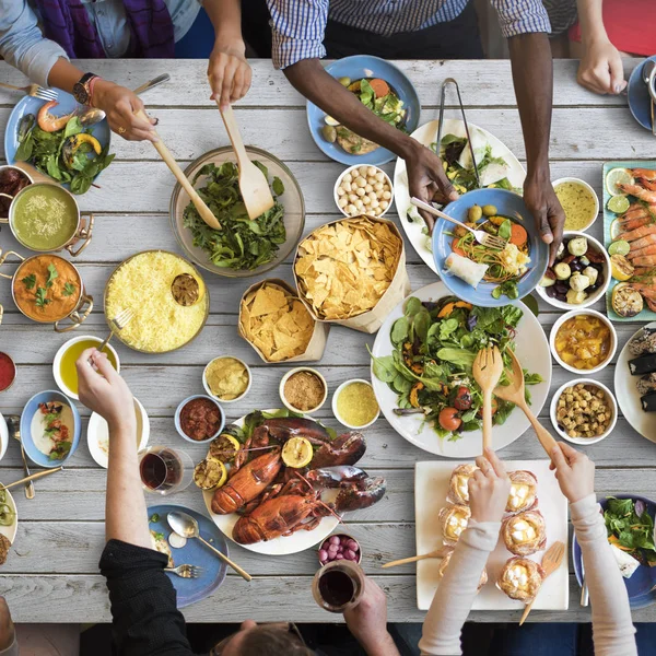 Persone multietniche alla festa — Foto Stock