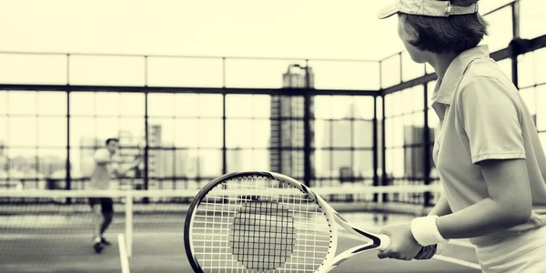 Mensen gaan tennissen — Stockfoto