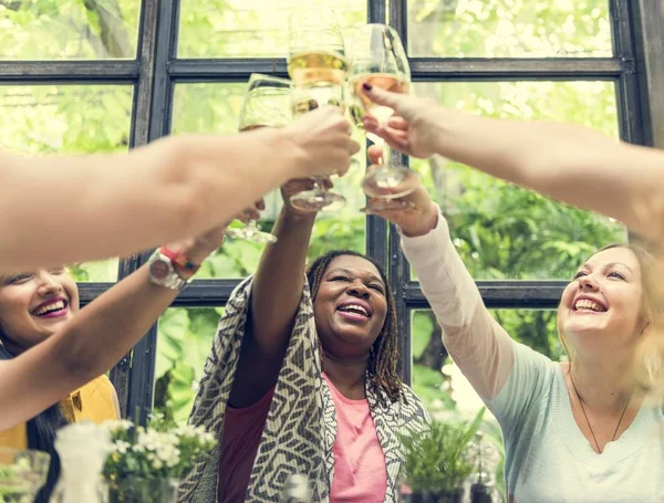 Mujeres cenando — Foto de Stock